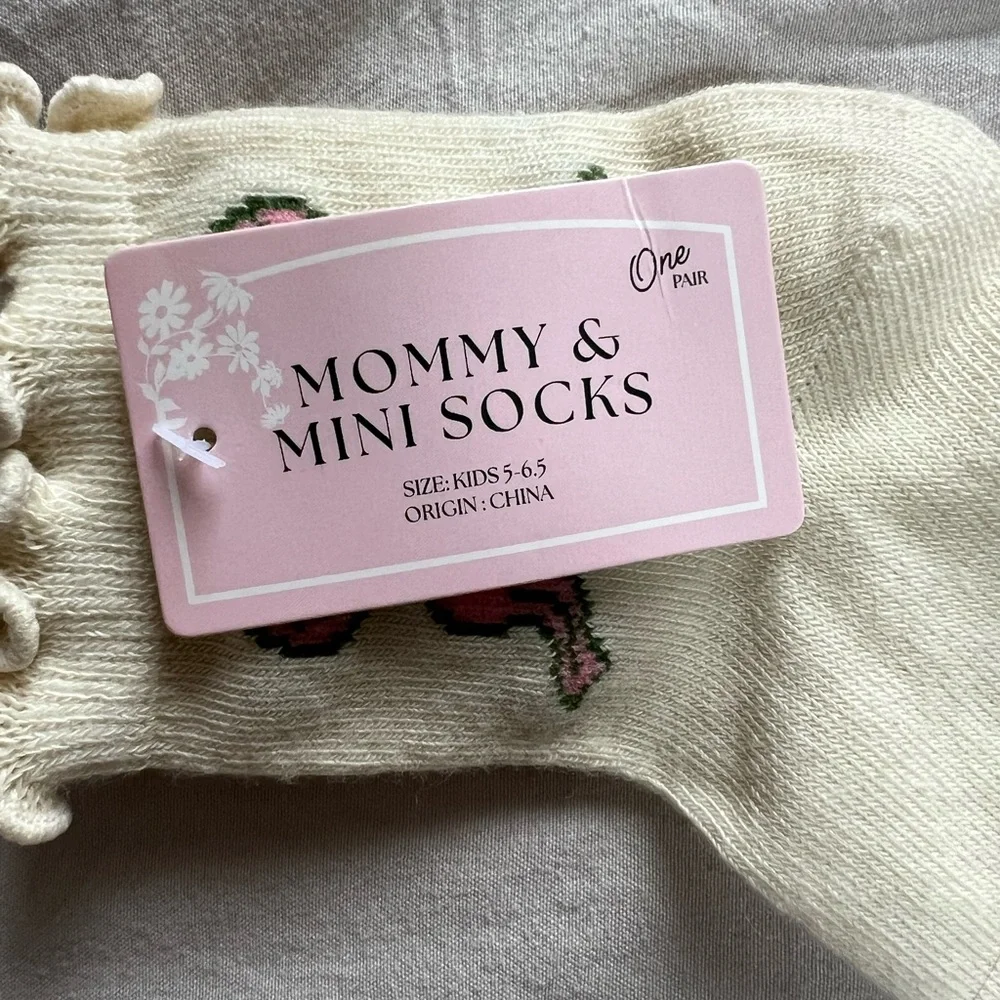 2 pair of socks and‎ 2 head band for girls
